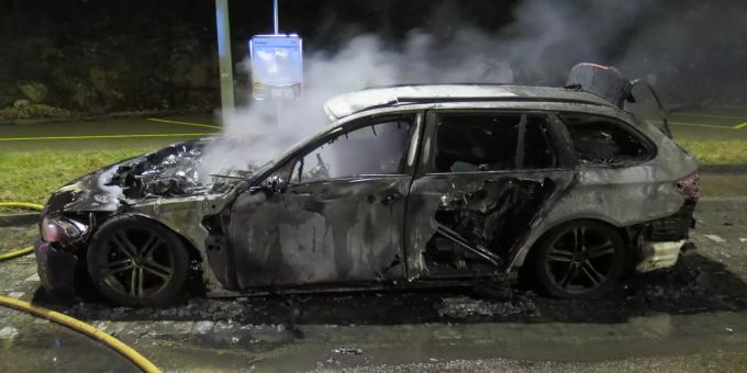 Die Feuerwehr hatte den Brand unter Kontrolle und konnte diesen löschen. Polizei Basel-Landschaft
