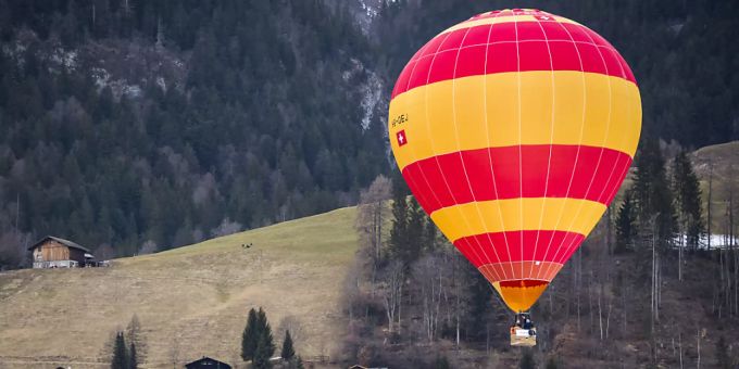 Trotz des launischen Wetters haben 17'000 Besucher am Internationalen Ballon-Festival in den Waadtländer Alpen teilgenommen.
(Archivbild) Château d'Oex