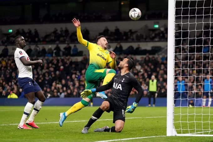 Josip Drmic schnappt sich den Abpraller des Tottenham-Torhüters und bringt den Ball irgendwie im Netz unter. Josip Drmic Norwich City