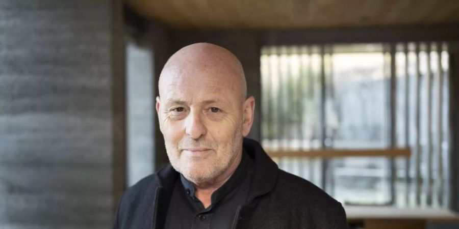 Architekt Armando Ruinelli posiert für ein Portrait in seinem Projekt «Haus RM» am 9. Januar 2020 in Soglio, Kanton Graubünden.