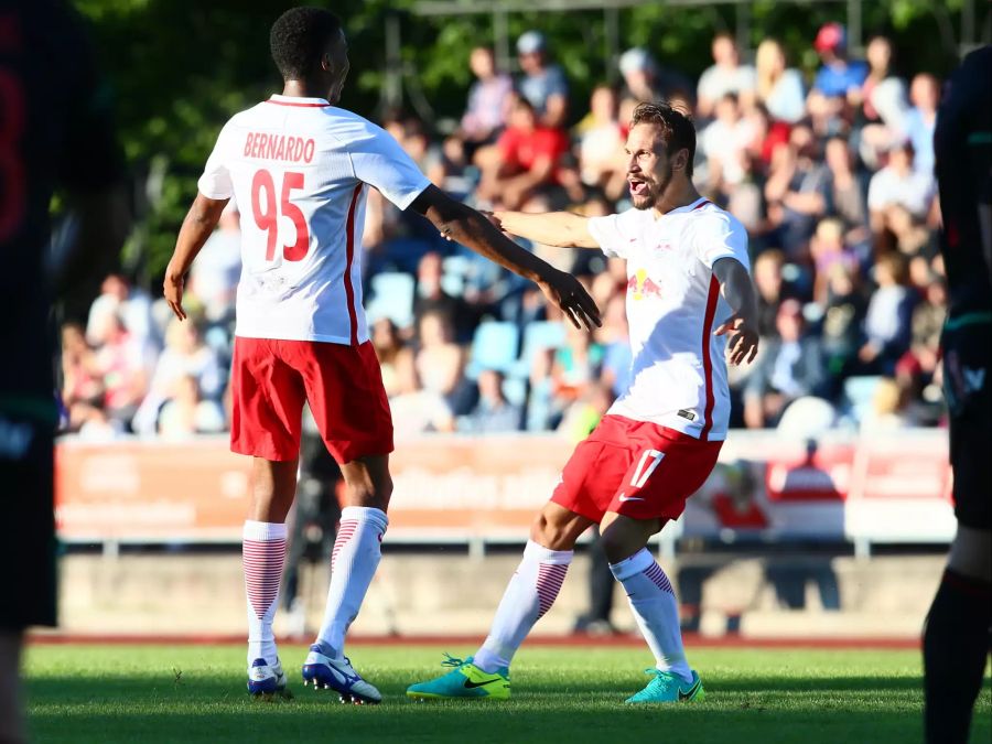 Andreas Ulmer (re.) trug im CL-Quali-Spiel gegen Liepaja 2016 ein Trikot mit dem Wappen von RB Leipzig – spielte aber für Salzburg.