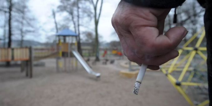Wird in Teilen der Schweiz das Rauchen auf Spielplätzen bald verboten? (Symbolbild) Rauchverbot