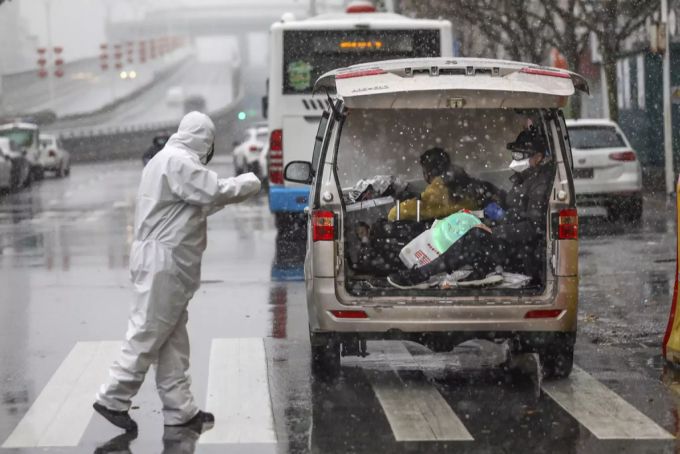 Coronavirus-Patienten werden in ein Spital in Wuhan gebracht. Coronavirus