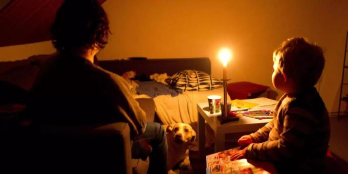 Damit auch bei einem Stromausfall eine nahrhafte Mahlzeit auf den Tisch kommt, plant das Bundesamt für Bevölkerungsschutz und Katastrophenhilfe ein «Notfallkochbuch». Foto: picture alliance / Julian Stratenschulte/dpa stromausfall notfallkochbuch