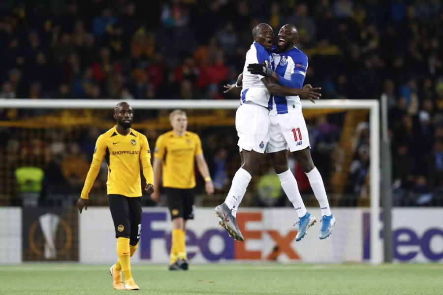 Moussa Marega (rechts) und Vincent Aboubakar (beide FC Porto) feiern ein Tor gegen YB in der Uefa Europa League.