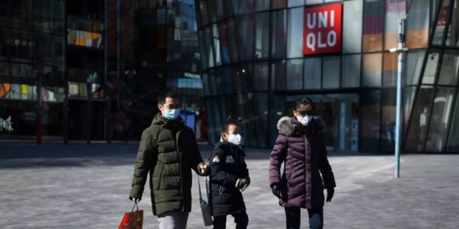 Eine Familie mit Atemschutzmasken in Peking