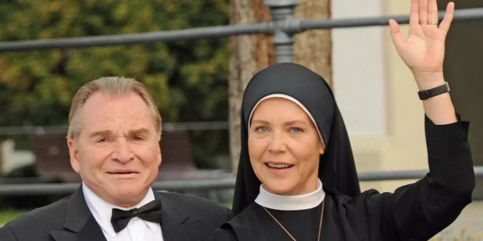 Fritz Wepper (als Bürgermeister Wolfgang Wöller) und Janina Hartwig (als Schwester Hanna) spielen die Hauptrollen in «Um Himmels Willen». Foto: Ursula Düren/dpa Fritz Wepper (als Bürgermeister Wolfgang Wöller) und Janina Hartwig (als Schwester Hanna) spielen die Hauptrollen in «Um Himmels Willen». Foto: Ursula Düren/dpa