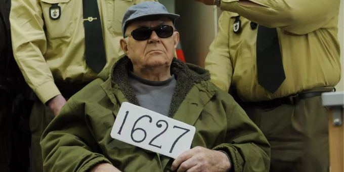 Der wegen Beihilfe zum Mord angeklagte ehemalige Wächter des deutschen Vernichtungslagers Sobibor, der US-Bürger John "Iwan" Demjanjuk, hält in einem Verhandlungssaal im Landgericht in München (Oberbayern) im Rollstuhl ein Schild mit den vier Zahlen "1627" in der Hand. (Archivbild) John Demjanjuk
