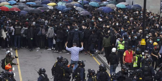 Beamte durchsuchten Passanten in Hongkong. Hong Kong Protests