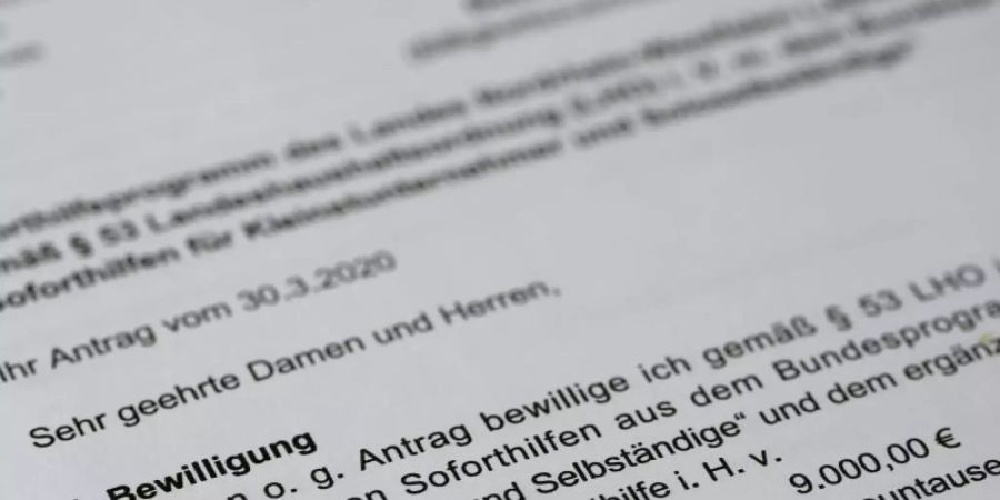 Ein Bewilligungsbescheid der Corona-Soforthilfe. Foto: Roland Weihrauch/dpa