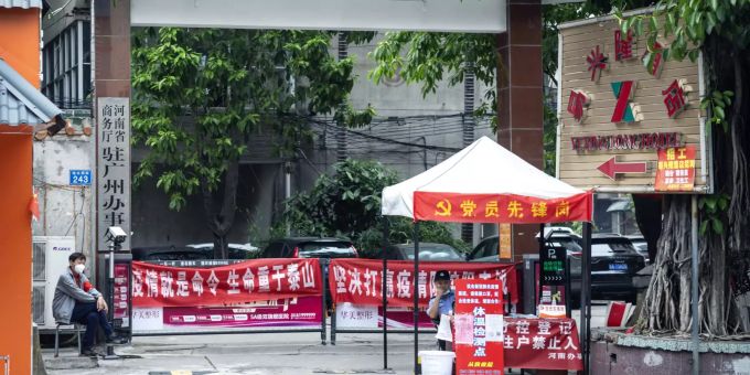 Sicherheitsleute bewachen einen Zugang nahe der Stadt Guangzhou. China Covid 19