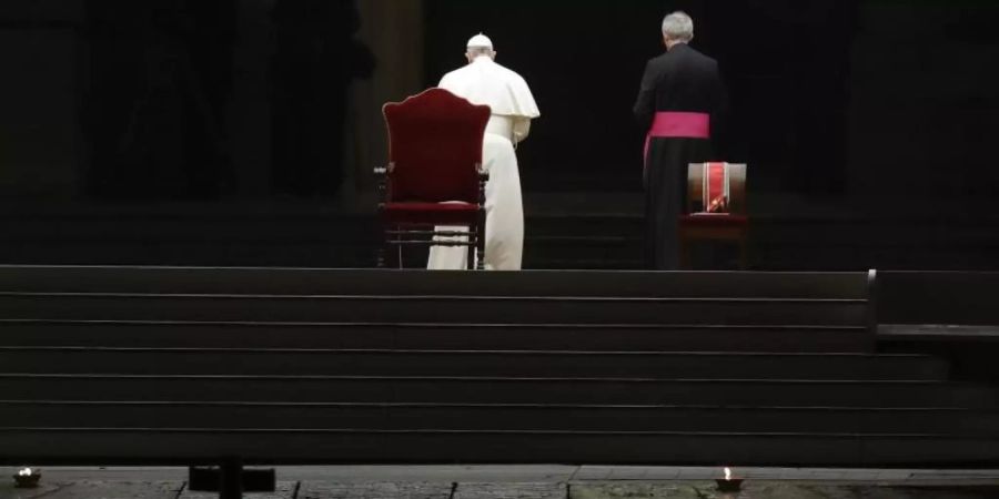 Papst Franziskus verlässt nach der Prozession den leeren Petersplatz. Foto: Alessandra Tarantino/AP/dpa