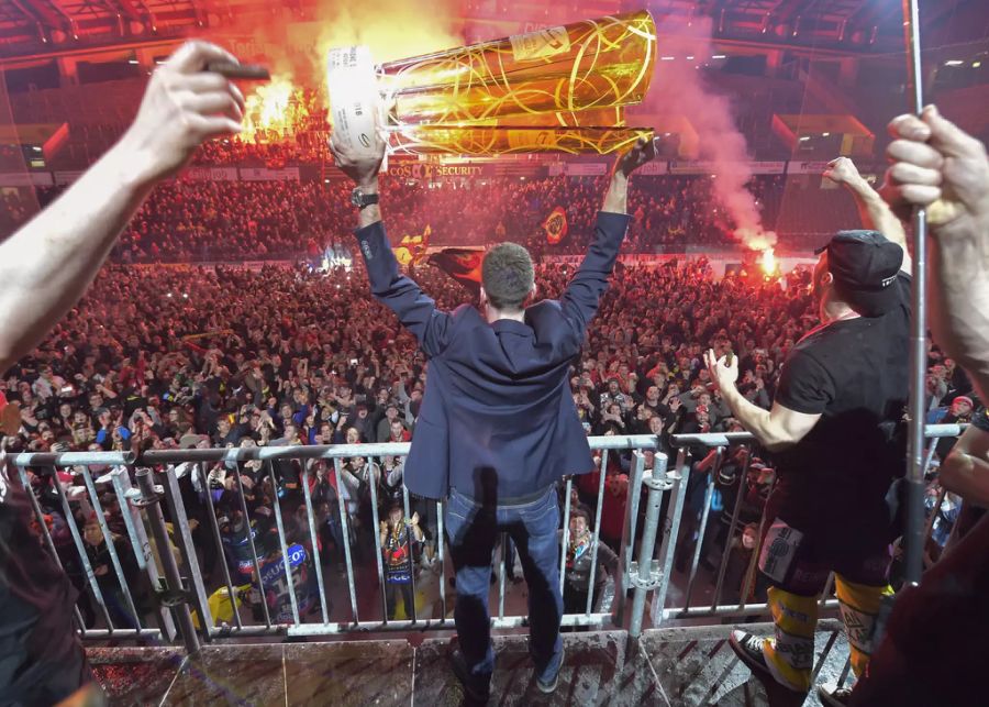 Lars Leuenberger jubelt mit den Fans des SCB nach dem Titelgewinn 2016.