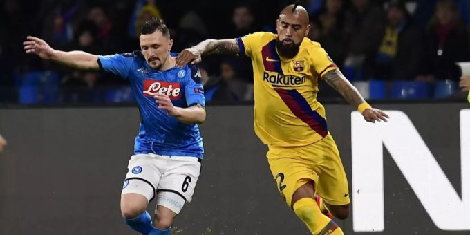 Mario Rui von Napoli im Zweikampf gegen Arturo Vidal vom FC Barcelona. Napoli FC Barcelona