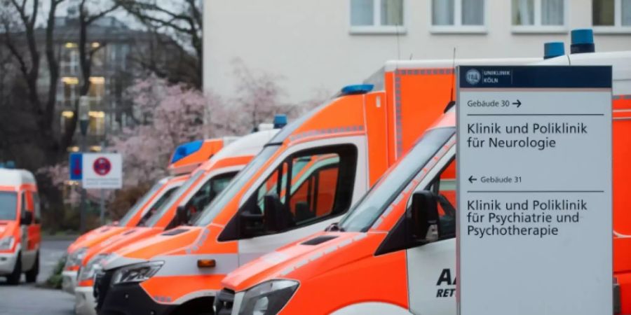 Evakuierungsfahrzeuge auf Gelände von Kölner Uniklinik