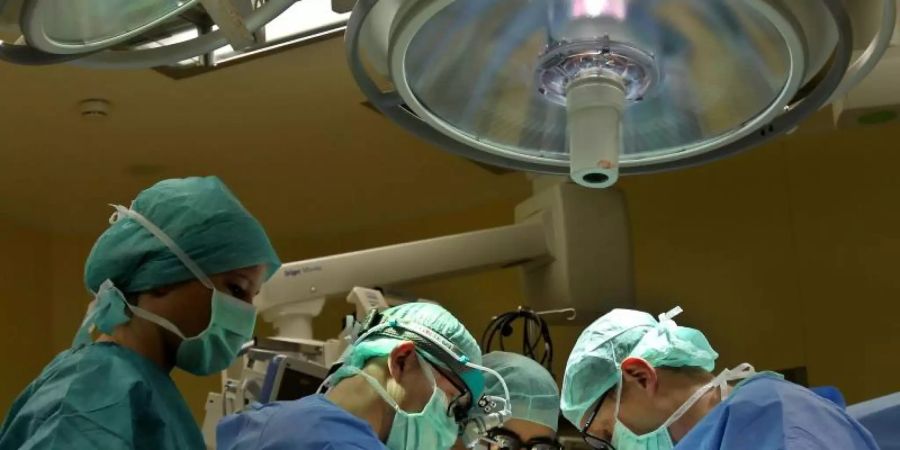 Da viele Krankenhäuser sich vorrangig als Wirtschaftsunternehmen verstehen, müssen Ärzte immer mehr Patienten versorgen. Damit steigt auch die Arbeitsdichte. Foto: Oliver Berg/dpa