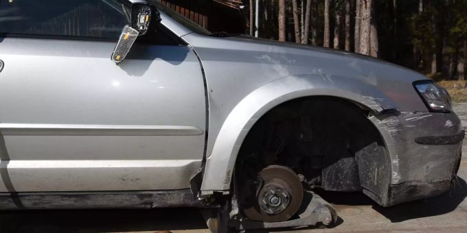 Mit stark beschädigtem Auto fuhr der Lenker weiter, liess es stehen und entfernte sich zu Fuss. Selbstunfall