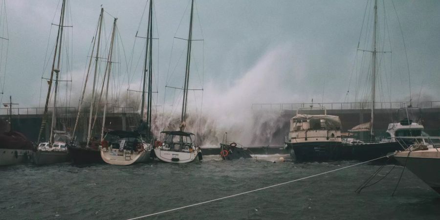 Schiffe während eines Sturms im Olimpic-Hafen in Barcelona. Schnee und Unwetter haben im Osten Spaniens Stromausfälle, Zugverspätungen und Rekordwellen ausgelöst.