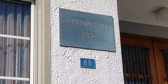 Beschilderung Gemeindehaus in Burg. Beschilderung Gemeindehaus in Burg.