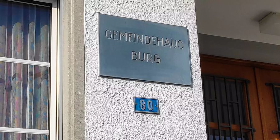 Beschilderung Gemeindehaus in Burg.