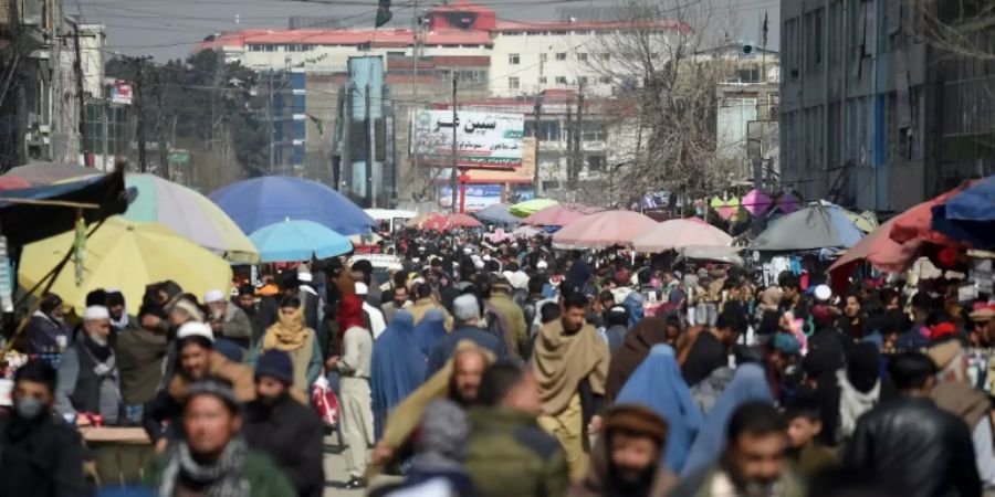 Menschen auf einem Markt in Kabul