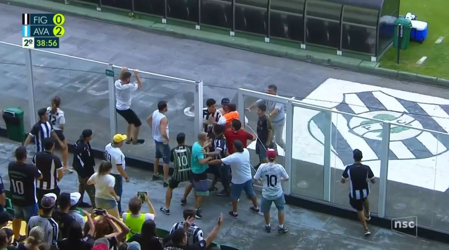 Fans von Figueirense versuchen kurz vor der 80. Minute auf das Feld zu gelangen.