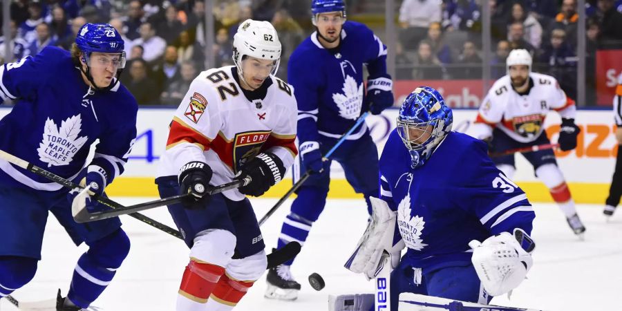 Denis Malgin (m.) versucht Toronto-Goalie Frederik Andersen zu bezwingen.