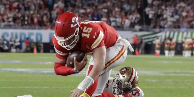 Star-Quarterback Patrick Mahomes von den Kansas City Chiefs führt sein Team zum Sieg. super bowl