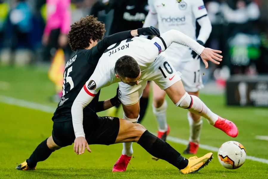 Frankfurts Kostic (r.) im Zweikampf mit Salzburgs Ramalho (l.).