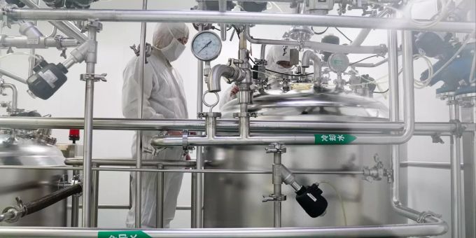 Ein Mitarbeiter arbeitet im Werk des Pharmaunternehmens «Harbin Medisan Pharmacy Co., Ltd.» in China. Coronavirus - China