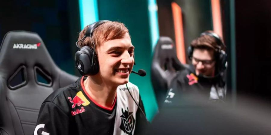 Hat gut Lachen: Rasmus «Caps» Winther steht mit seiner Mannschaft G2 Esports weiter ungeschlagen an der Tabellenspitze der LEC. Foto: Riot Games/dpa