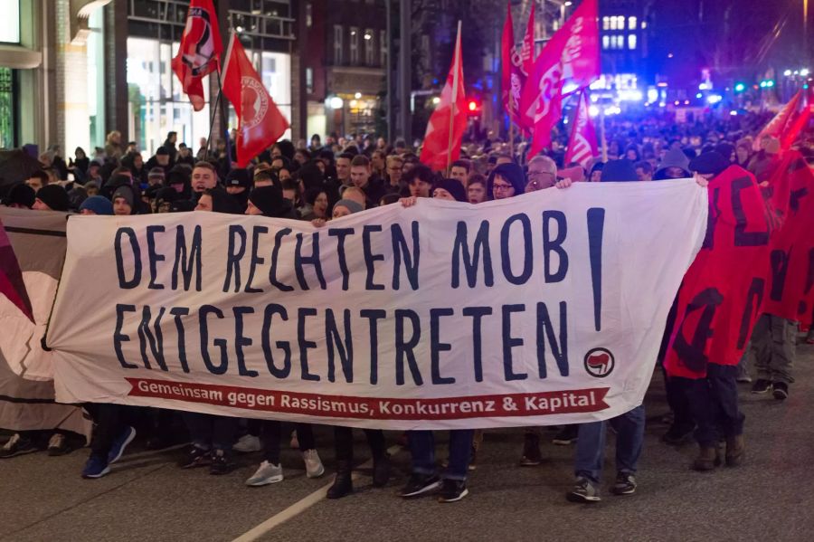 Ein Demonstrationszug wird von einem Transparent mit der Aufschrift «Dem rechten Mob entgegentreten» angeführt. Ungefähr 1500 Demonstranten zogen vom Fraktionsbüro der Hamburger AfD zum Büro des Landesverbandes der FDP.