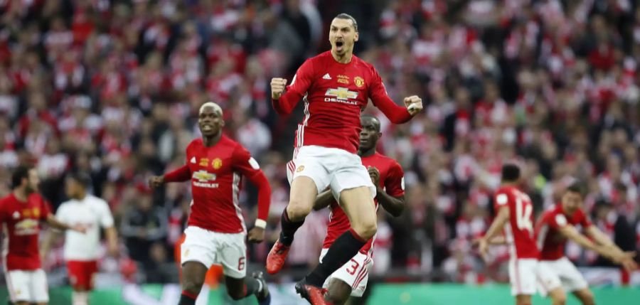 Ablösefrei geht Zlatan Ibrahimovic im Sommer 2016 auf die Insel. Mit Manchester United holt er den englischen Ligapokal, den englischen Superpokal – und natürlich die Europa League.