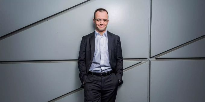 Der deutsche Sänger David Erler fordert mit einer Petition sofortige Hilfe für freischaffende Künstler. david erler bedingungsloses grundeinkommen