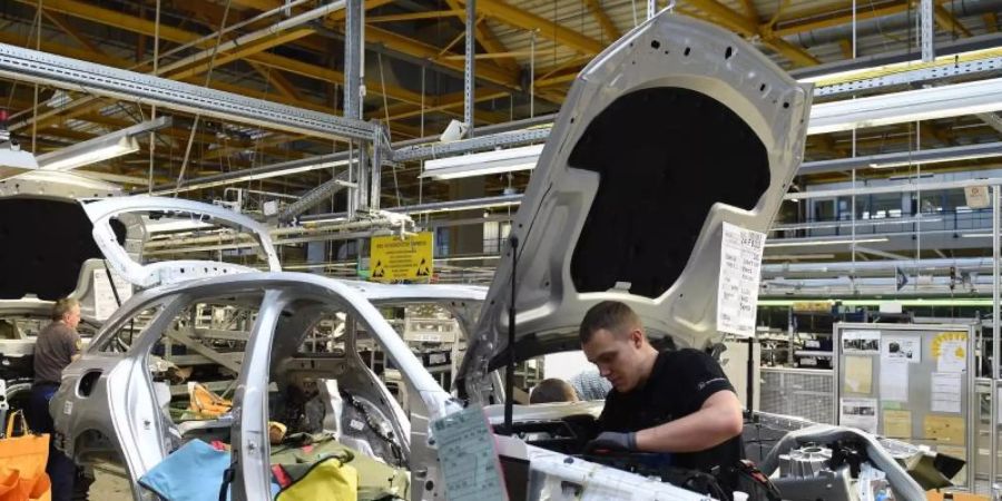 Daimler-Mitarbeiter arbeiten im Bremer Werk an einer Mercedes-C-Klasse. Foto: Carmen Jaspersen/dpa