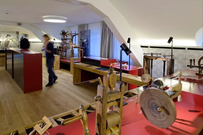 Blick in den Dachstock: Die Bauernstube. Strohmuseum im Park