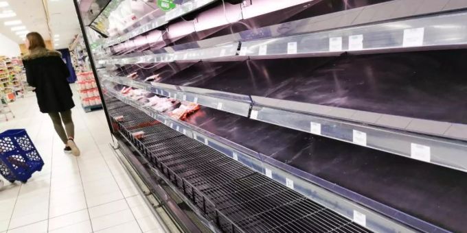 In einem Supermarkt sind leere Fleischregale zu sehen. supermarkt