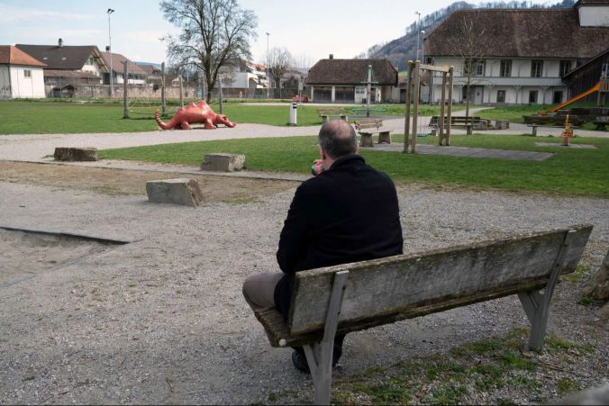 Leerer Kinderspielplatz beim Schloss