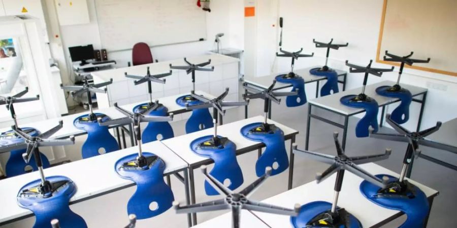 Geschlossen: Ein leeres Klassenzimmer im Carolus-Magnus-Gymnasium im Landkreis Heinsberg (NRW), der besonders stark vom Coronavirus getroffen wurde. Foto: Jonas Güttler/dpa