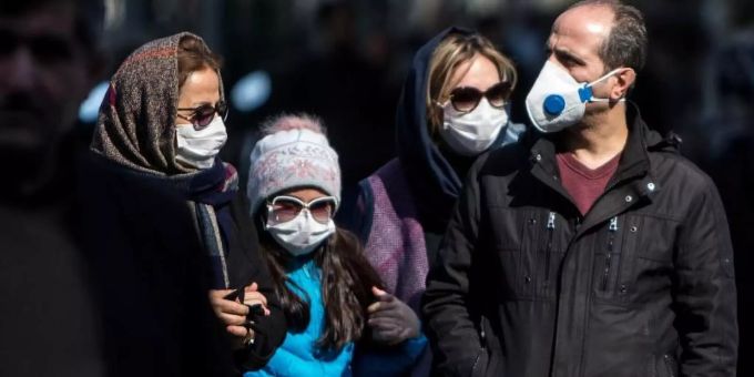 Menschen mit Schutzmasken in der Innenstadt von Teheran: Die Coronavirus-Epidemie im Iran stürzt den Tourismus des Landes in eine neue Krise. Foto: Ahmad Halabisaz/XinHua/dpa Menschen mit Schutzmasken in der Innenstadt von Teheran: Die Coronavirus-Epidemie im Iran stürzt den Tourismus des Landes in eine neue Krise. Foto: Ahmad Halabisaz/XinHua/dpa