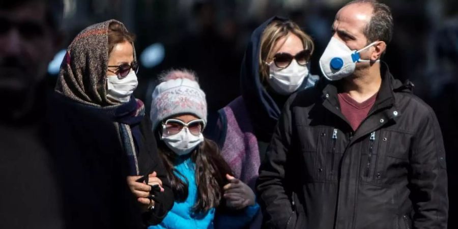 Menschen mit Schutzmasken in der Innenstadt von Teheran: Die Coronavirus-Epidemie im Iran stürzt den Tourismus des Landes in eine neue Krise. Foto: Ahmad Halabisaz/XinHua/dpa