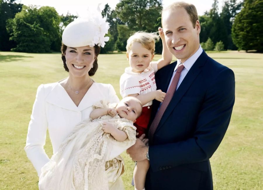 Auch bei der Taufe von Prinzessin Charlotte strahlt Kate Middleton im Mantelkleid.