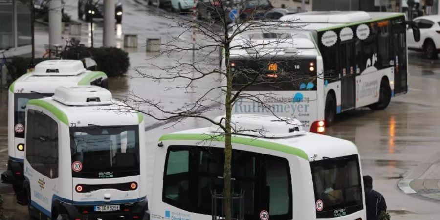 Autonom fahrende, elektrische Busse am Busbahnhof in Monheim. Die Flotte hat mit einem etwas holprigen Start den Linienbetrieb aufgenommen. Foto: Oliver Berg/dpa