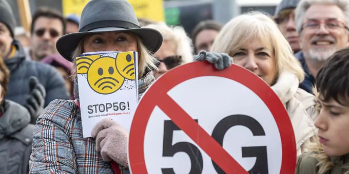 Etwa 200 Menschen nahmen an einer Protestkundgebung gegen 5G in Genf teil. Die Kundgebung war Bestandteil eines internationalen Protesttags. Etwa 200 Menschen nahmen an einer Protestkundgebung gegen 5G in Genf teil. Die Kundgebung war Bestandteil eines internationalen Protesttags.