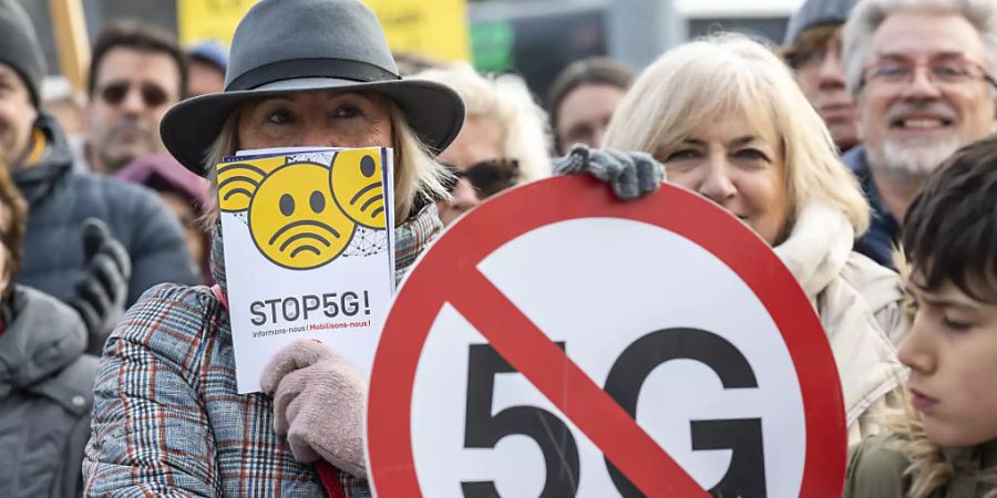 Etwa 200 Menschen nahmen an einer Protestkundgebung gegen 5G in Genf teil. Die Kundgebung war Bestandteil eines internationalen Protesttags.