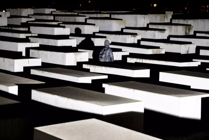 Das Holocaust Mahnmal in Berlin dient als ewige Erinnerung an die Gräueltaten des 3. Reichs. Holocaust Mahnmal