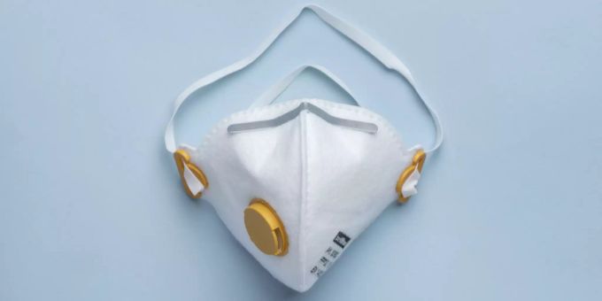 Eine Atemschutzmaske der Kategorie FFP3 mit Ventil zum Ausatmen. Diese Maske schützt den Träger am besten vor dem Coronavirus. Ventil