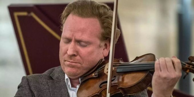 Der südafrikanisch-britische Geiger Daniel Hope zählt zu den bekanntesten Klassik-Künstlern in Deutschland. Foto: Robert Michael/dpa-Zentralbild/dpa Daniel Hope