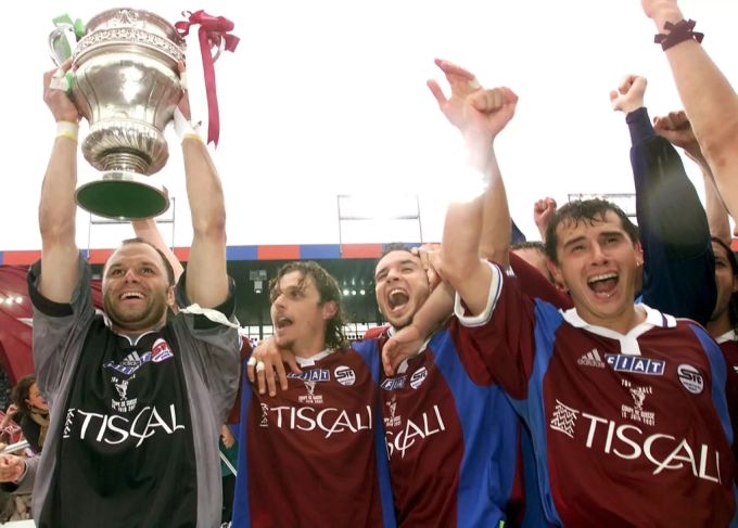 Die Spieler des Servette FC bejubeln den Cupsieg 2001. Servette FC Cupsieg 2001