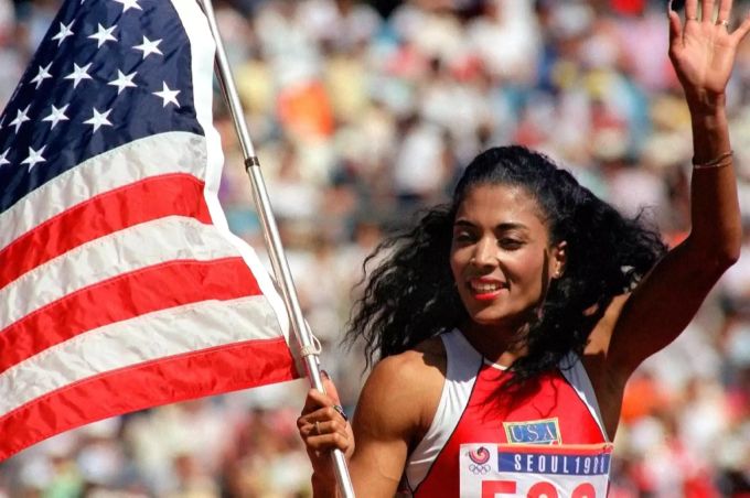 Florence Griffith-Joyner ist Rekordhalterin im 100-Meter-Sprint der Damen. Jetzt will Britney Spears ihr den Titel strittig machen. Florence Griffith-Joyner